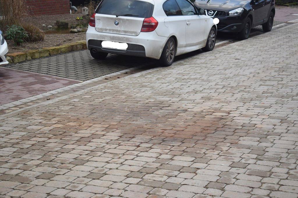 Obernkirchen: Benzin auf Fahrbahn angezündet/ Silvesterrakete beschädigt Haustür