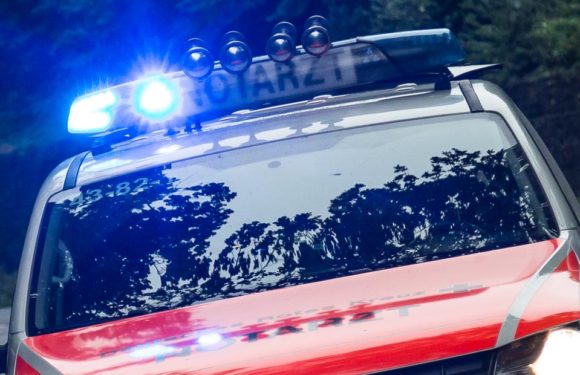 Unfallflucht nach Überholmanöver auf A2: Volvo schleudert gegen geparkten LKW