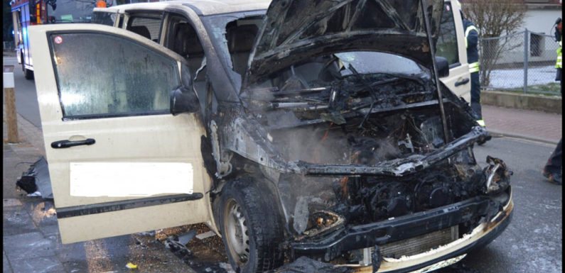 Taxi fängt nach Schülertransport Feuer