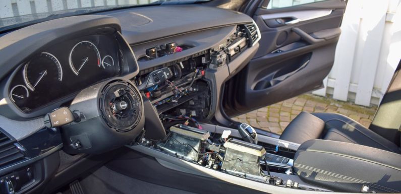 Zwei BMW professionell ausgeräumt: Polizei sucht Zeugen