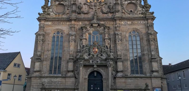 Unfallflucht auf Parkplatz hinter Stadtkirche