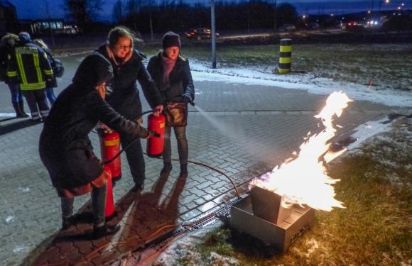 Feuer, Rauch und Explosion: Erzieherinnen lernen Umgang mit Feuerlöschern und proben den Ernstfall