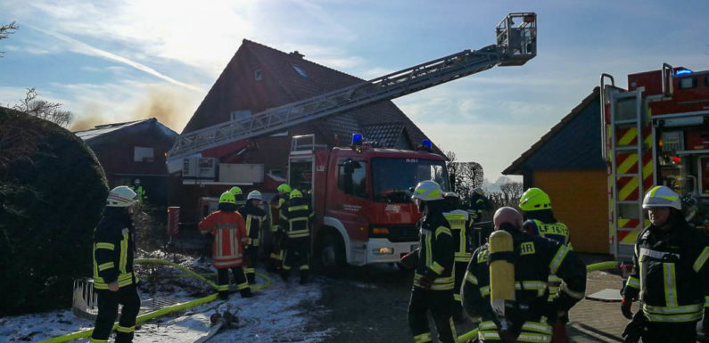 Meinsen: Feuerwehr löscht brennenden Carport
