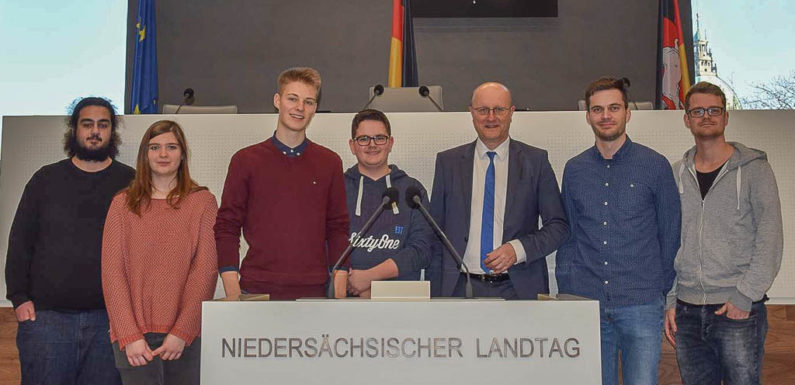 Politik hautnah erleben: Junge Schaumburger zu Besuch im Niedersächsischen Landtag