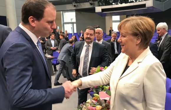 Maik Beermann gratuliert persönlich: Angela Merkel zum vierten Mal zur Bundeskanzlerin gewählt