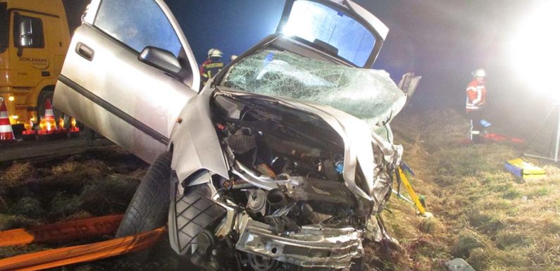 Unfall auf B214: Autofahrer bei Zusammenstoß mit LKW tödlich verletzt