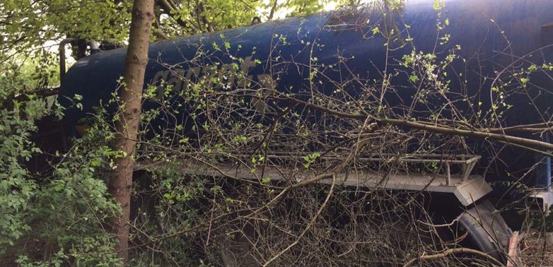 Traktor mit Anhänger von Straße abgekommen