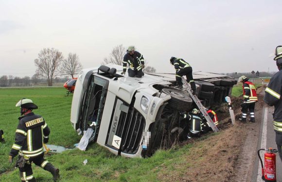 LKW auf Seite gekippt