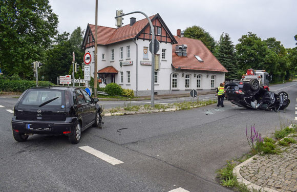 Trotz Rot in Kreuzung eingefahren: Zwei Verletzte, hoher Sachschaden