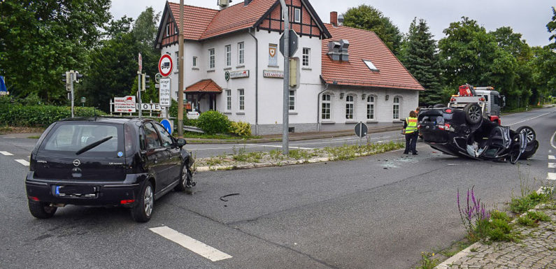 Trotz Rot in Kreuzung eingefahren: Zwei Verletzte, hoher Sachschaden