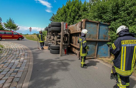 Brennholz-LKW umgekippt