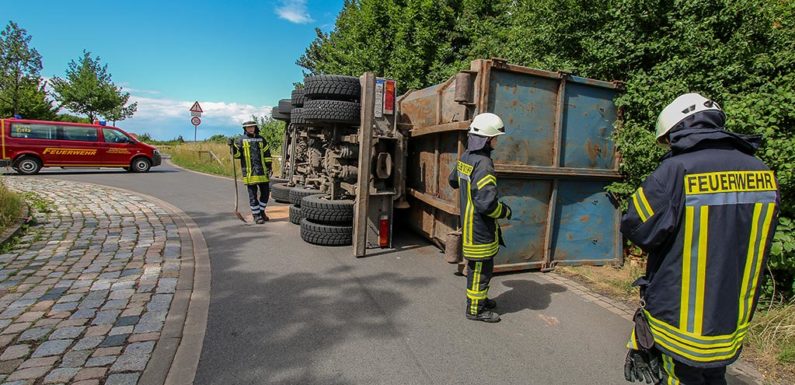Brennholz-LKW umgekippt
