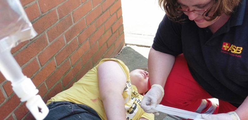 Junge Helfer lernen realistische Unfalldarstellung