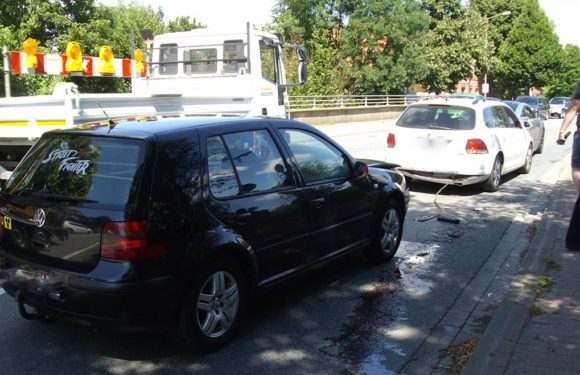Abgelenkt und aufgefahren: Autofahrer (21) verletzt, drei Autos beschädigt