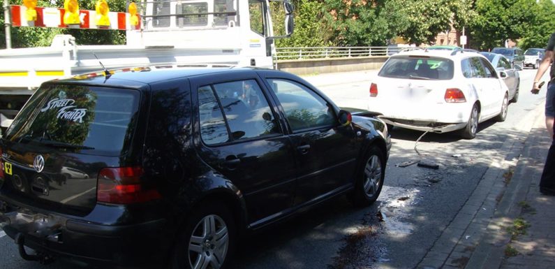 Abgelenkt und aufgefahren: Autofahrer (21) verletzt, drei Autos beschädigt