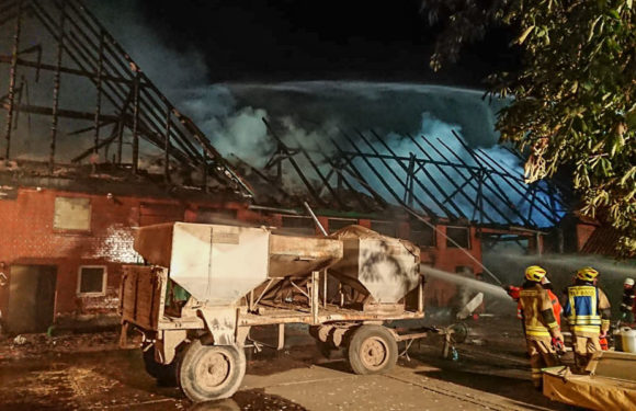 Rinteln: Bauernhaus mit Stall abgebrannt – Feuerwehren im Großeinsatz
