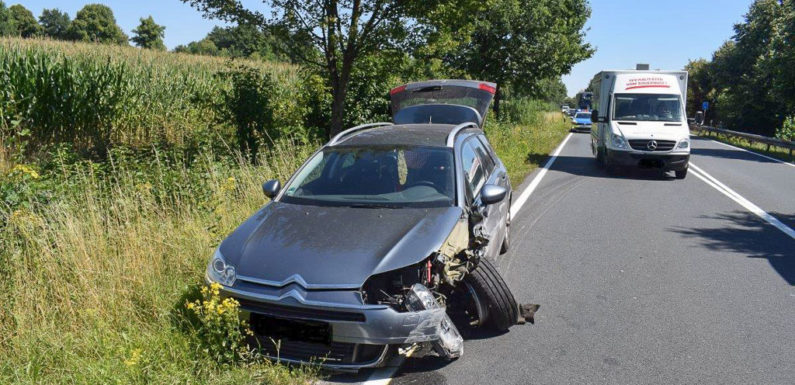 Auf B83 in Leitplanke gefahren
