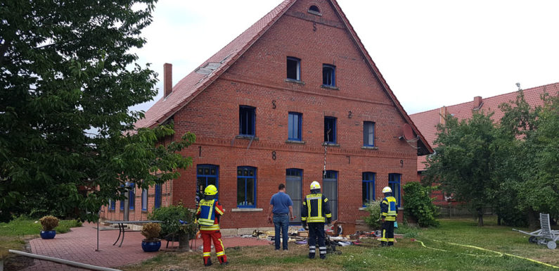 Großeinsatz der Feuerwehren bei Zimmerbrand in Hevesen