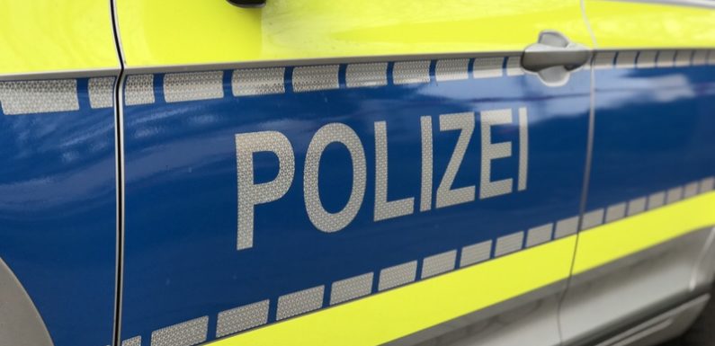 Radfahrer bei Zusammenstoß mit PKW verletzt: Polizei sucht flüchtige Autofahrerin