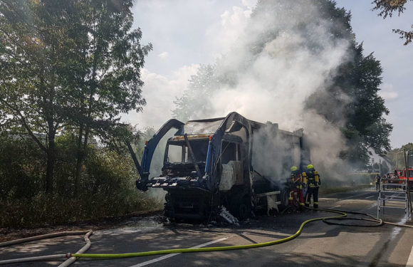 Mehrstündiger Feuerwehreinsatz wegen brennendem Müllwagen
