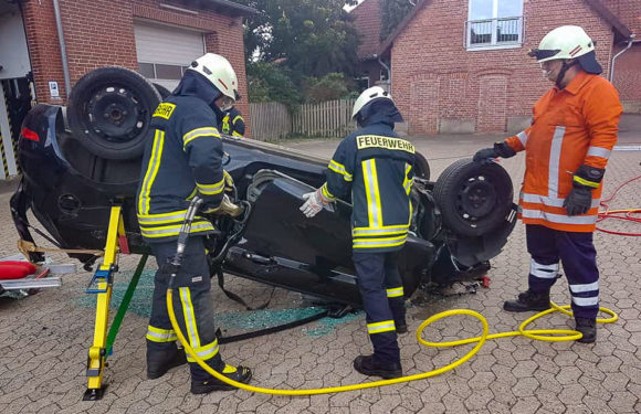 Auto liegt auf Dach: Feuerwehr Haste übt für den Ernstfall