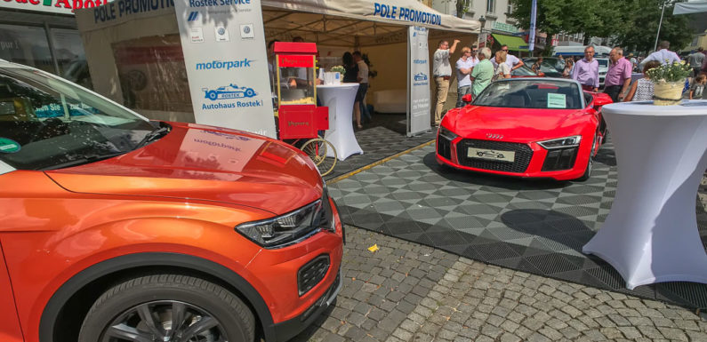 Schlemmen und genießen: „Bückeburg kocht über“ und Autoschau lockten bei bestem Wetter in die Stadt