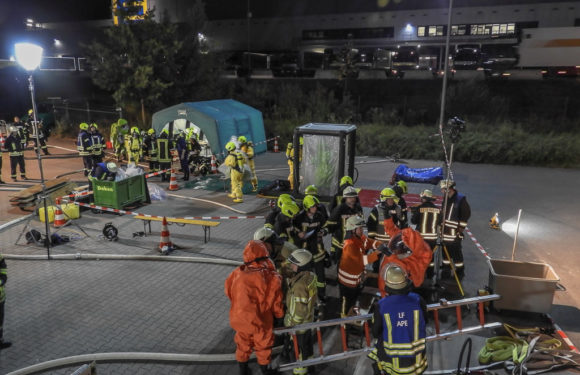 Chemikalie läuft aus: Über 140 Feuerwehrleute in Lauenau im Einsatz