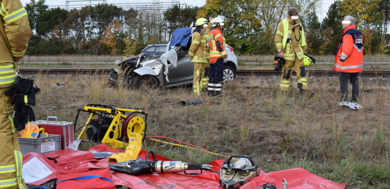 Zug rammt Auto: Fahrerin (53) stirbt an Unfallstelle