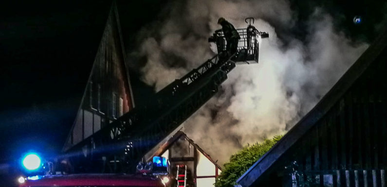 Feuerwehren löschen brennendes Scheunengebäude in Röcke