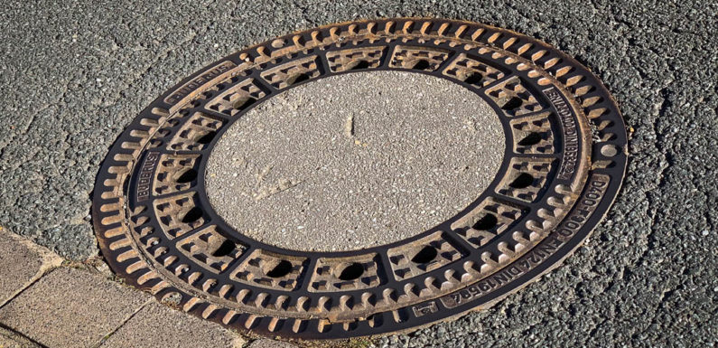 Obernkirchen: Mehrere Gullydeckel auf Fahrbahn gelegt
