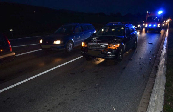 Zeh des Fahrers entzündet: Mercedes rammt VW auf der B83