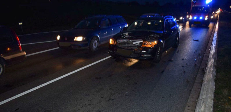 Zeh des Fahrers entzündet: Mercedes rammt VW auf der B83