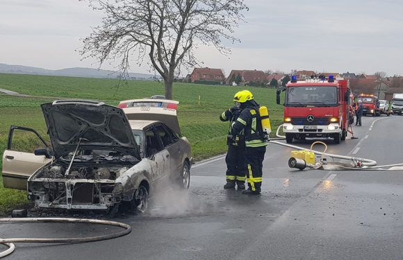 PKW fängt auf Bundesstraße Feuer
