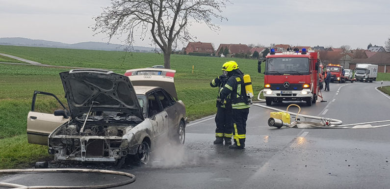 PKW fängt auf Bundesstraße Feuer