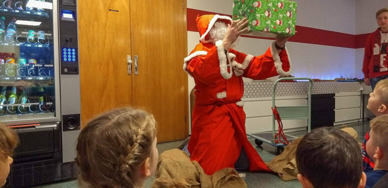 Weihnachtsmann im Feuerwehrhaus