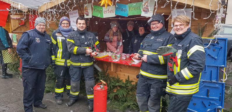 Stadtkinderfeuerwehr präsentiert sich auf dem Bückeburger Weihnachtsmarkt
