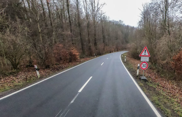 Straßenschäden und Tempo 30 auf frisch asphaltierter Landesstraße