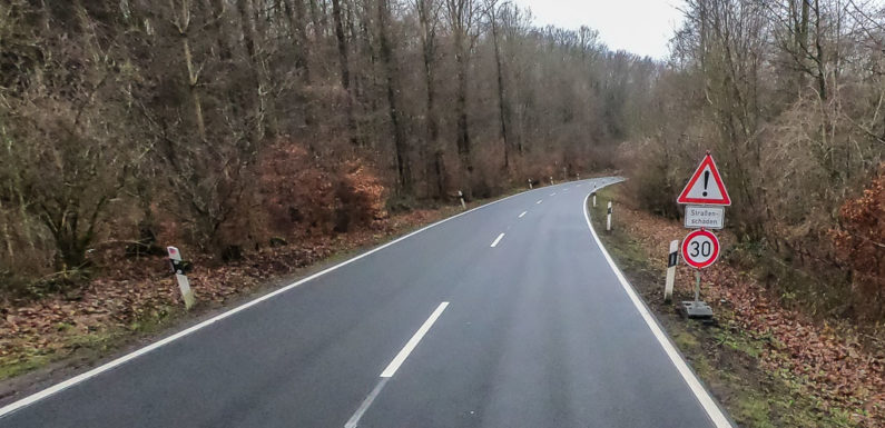 Straßenschäden und Tempo 30 auf frisch asphaltierter Landesstraße