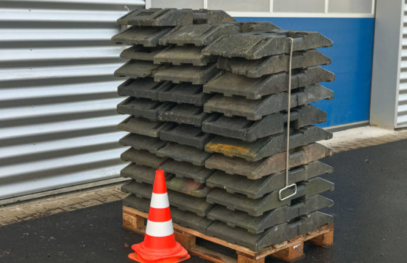 Gefährlicher Eingriff in den Bahnverkehr: Fußplatte auf Schienen gefunden