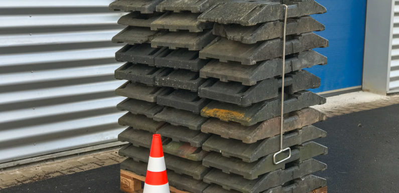 Gefährlicher Eingriff in den Bahnverkehr: Fußplatte auf Schienen gefunden