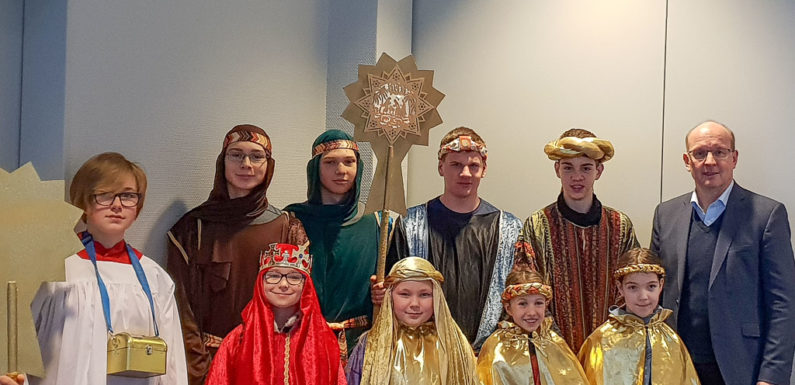 Sternsinger der St. Joseph Gemeinde Stadthagen zu Besuch im Kreishaus