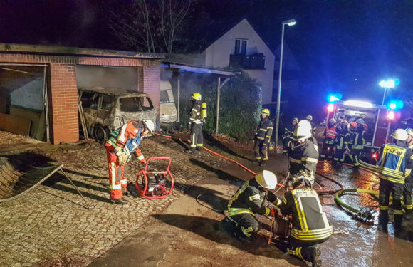 Brennende Garage sorgt für nächtlichen Feuerwehreinsatz