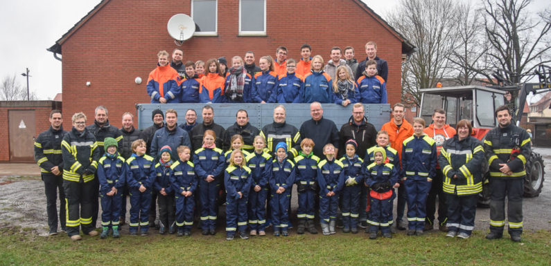 Bückeburger Jugendfeuerwehren sammeln über 2.000 Tannenbäume ein