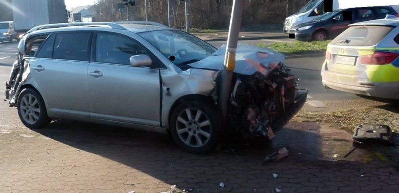 Unfall zwischen Auto und LKW auf Kreuzung zur B 482