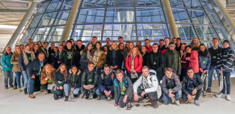 Schüler der IGS Schaumburg zu Besuch bei Marja-Liisa Völlers in Berlin