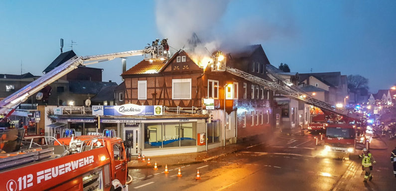 120 Einsatzkräfte bei Dachstuhlbrand in der Bückeburger Innenstadt: Feuerwehr rettet Bewohner
