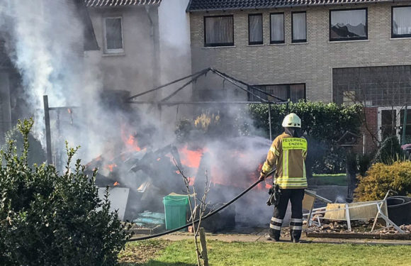 Feuerwehreinsatz in Enzen: Pavillon und Holz in Flammen