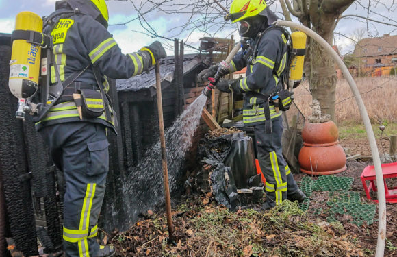 Holzunterstand fängt Feuer