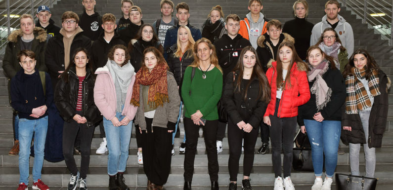 Schüler der IGS Schaumburg besuchen Katja Keul in Berlin