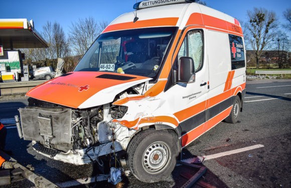 Rettungswagen stößt mit VW Caddy zusammen: Schwerer Unfall mit sechs Verletzten auf B 83